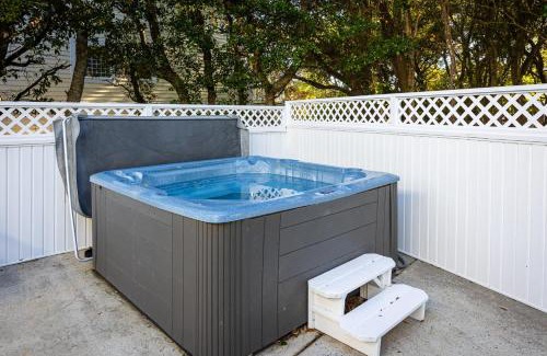 Corolla Light Casa | 5 Min to Beach Pool Hot Tub Resort Amenities