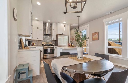 Boise Casa | 5 min to BSU + 8 min to Downtown | Brand New Build! Happy Decor! Quiet Patio w/ Seating & BBQ