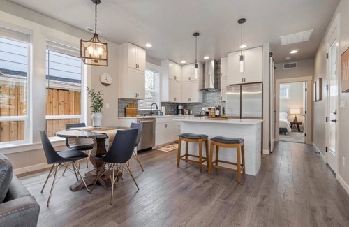 Boise Casa | 5 min to BSU + 8 min to Downtown | Brand New Build! Happy Decor! Quiet Patio w/ Seating & BBQ