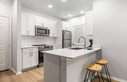 Valencia Apartamento | 5 min to Six Flags Magic Mountain / Cozy 1BD Apartment /Community amenities