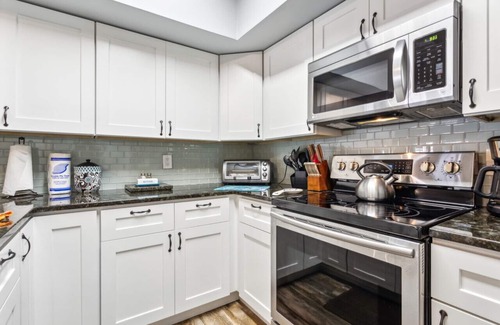 Northeast Virginia Beach Condominio | Condominio reducido y recientemente remodelado 1. ¡A 5 cuadras de Beach Street USA!