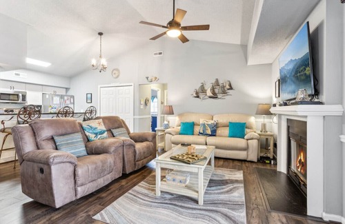 Northeast Virginia Beach Condominio | Condominio reducido y recientemente remodelado 1. ¡A 5 cuadras de Beach Street USA!