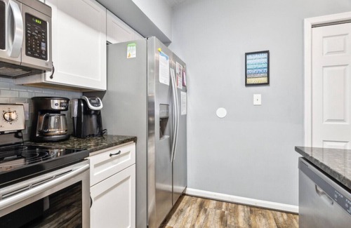 Northeast Virginia Beach Condominio | Condominio reducido y recientemente remodelado 1. ¡A 5 cuadras de Beach Street USA!