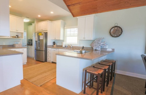 Pelican Bay Casa | 5 Min Walk to Beach & Community Pool; Views of Lagoon & Ocean from Rooftop Deck; Great for Families!