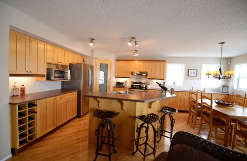 Southeast Calgary Casa | 5 min walk to community lake, 1 hour from the mountains, close to Spruce Meadows