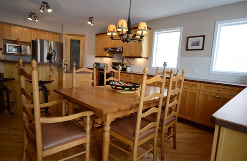 Southeast Calgary Casa | 5 min walk to community lake, 1 hour from the mountains, close to Spruce Meadows