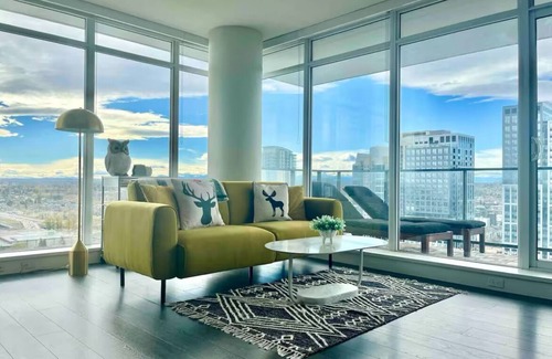 Victoria Park Condominio | 5 Min Walk to Saddledome - Amazing Views, Luxury 2 Bedroom