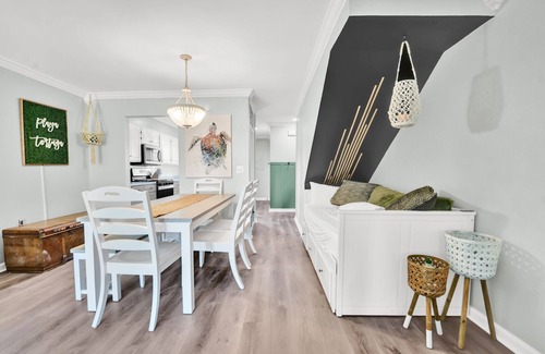 West Panama City Beach Condominio | 5 min walk to beach | PetsOK | Beach Amenities | WiFi, Close Parking and no elevators