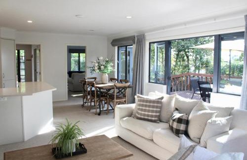 Havelock North Casa | 5-min walk to Village - Havelock North Holiday Home with Spa Pool