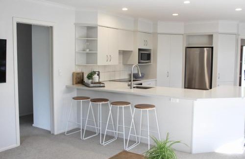 Havelock North Casa | 5-min walk to Village - Havelock North Holiday Home with Spa Pool