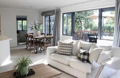 Havelock North Casa | 5-min walk to Village - Havelock North Holiday Home with Spa Pool