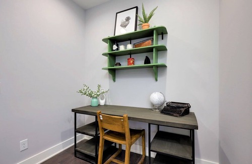 Melrose Casa | 5 Mins From Broadway! ★ Luxe Renovated Townhome ★ Free Parking ★