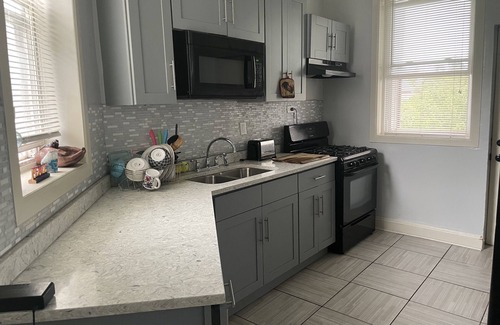 Woodlawn Apartamento | 5 mins from Chicago U. Family sized apt with balcony & back yard. Free parking!