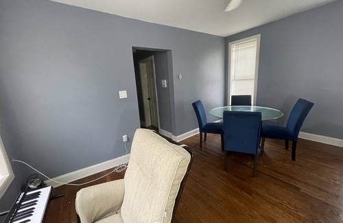 Woodlawn Apartamento | 5 mins from Chicago U. Family sized apt with balcony & back yard. Free parking!