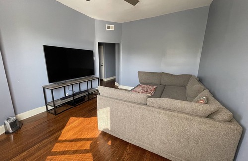 Woodlawn Apartamento | 5 mins from Chicago U. Family sized apt with balcony & back yard. Free parking!