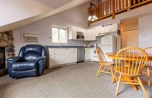 East Kootenay Condominio | 5 Mins from the Resort | Sleeps 3 | Dog Friendly