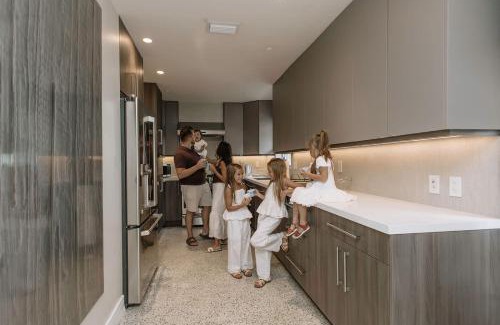 Coral Heights Casa | 5 mins to Beach Pool & Tiki Hut BBQ
