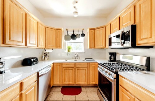 Chestnut Casa | 5 mins to best of ATX, Stocked kitchen, 4BR 2.5BA, Backyard, Grill, yard games