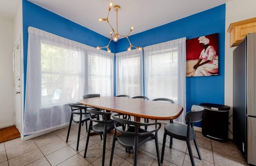 Chestnut Casa | 5 mins to best of ATX, Stocked kitchen, 4BR 2.5BA, Backyard, Grill, yard games