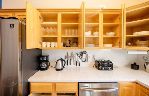 Chestnut Casa | 5 mins to best of ATX, Stocked kitchen, 4BR 2.5BA, Backyard, Grill, yard games