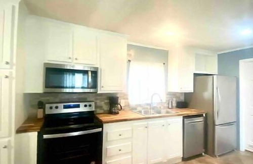 Sunshine Casa | 5 Mins to Dow, SNF, Westlake, Olin & Shintech!