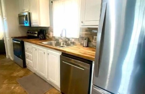 Sunshine Casa | 5 Mins to Dow, SNF, Westlake, Olin & Shintech!