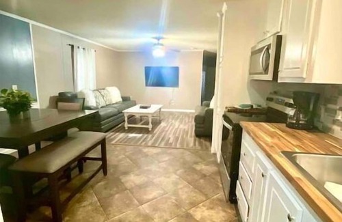 Sunshine Casa | 5 Mins to Dow, SNF, Westlake, Olin & Shintech!
