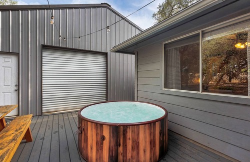 New Braunfels Casa | 5 Mins to Gruene + Hot Tub + Privacy + Relaxation