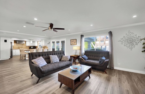 Rancho Oakey Casa | 5 Mins to Strip Vegas Villa Pool Yard Gather Fun!