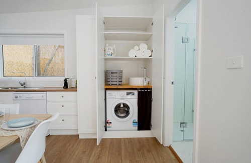 Terrigal Casa | 5 mins walk to Beach - Modern Beachy Escape. Netflix, Full Kitchen, Comfy Beds!