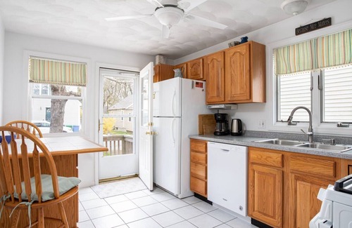 South Kingstown Casa | Walk to Narrow River, Sleeps 7