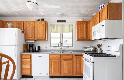 South Kingstown Casa | Walk to Narrow River, Sleeps 7