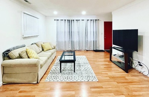Hazel Park Casa | 5 minute to Downtown Ferndale! Cozy house (Pet-Friendly!)