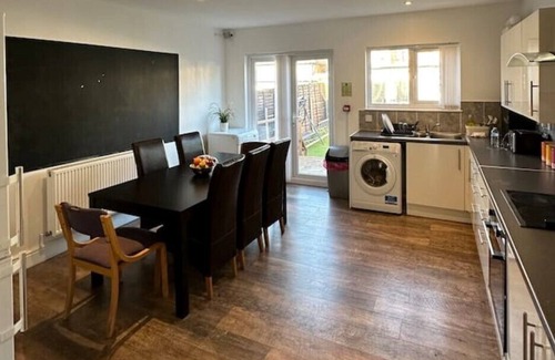Newbury Park Casa | 5 Minute Walk to Central London Tube Modern 3 bed House
