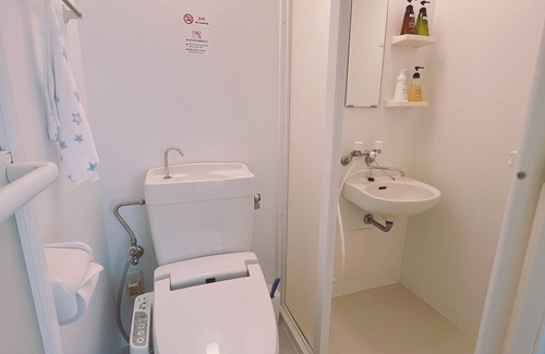 Kita Casa | 5 minutos en tren, 10 minutos en JR / 10 minutos de Umeda 5 minutos / 9 minutos en Namba / 7 minutos en Shintobashi / 45 minutos en Kyoto / baño de seguridad privado / wifi