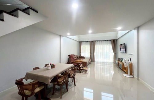 Hat Yai Casa | 5 minutes Drive to the city center, 9 minutes to Lee Gardens, with free parking.