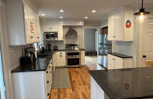 High Point Casa | 5 minutes from Furniture Market! 4 bed 2 1/2 bath house in a quiet neighborhood