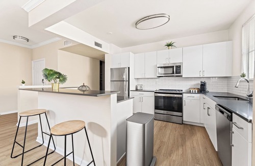 Valencia Apartamento | 5 minutes from six flags , close to shopping center 2 beds 2 bath private