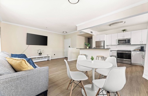 Valencia Apartamento | 5 minutes from six flags , close to shopping center 2 beds 2 bath private