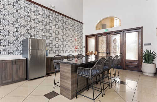 Valencia Apartamento | 5 minutes from six flags , close to shopping center 2 beds 2 bath private