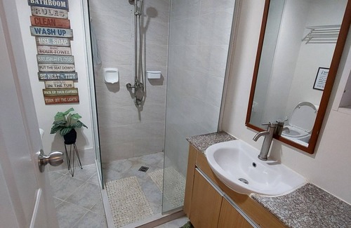 Mactan Export Processing Zone Condominio | 5 MINUTES FROM THE AIRPORT 1 BEDROOM WITH BALCONY