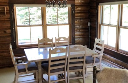 Silver Gate Cabina | 5 minutes from Yellowstone, on Soda Butte Creek, Fishing 40' away