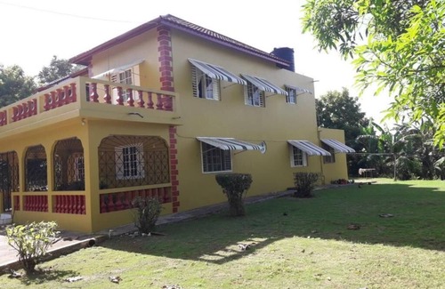 Lacovia Casa | 5 minutes to Appleton Estate & 20 minutes to Maroon town. Griffiths Guest House.
