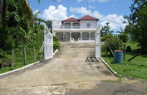 Lacovia Casa | 5 minutes to Appleton Estate & 20 minutes to Maroon town. Griffiths Guest House.
