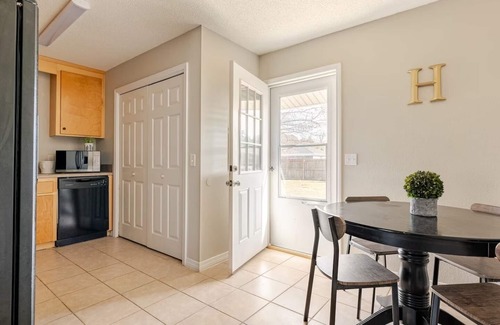 Ono Island Casa | 5 minutes to beaches! Quiet and clean home, pet friendly, with huge back yard!