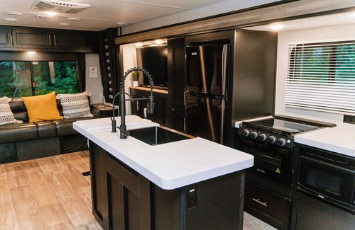 Penrose Casa | 5 minutes to Dupont State Park! Glamping with large covered deck & sunset views