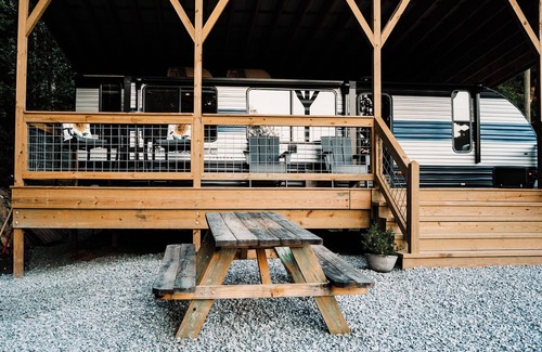 Penrose Casa | 5 minutes to Dupont State Park! Glamping with large covered deck & sunset views