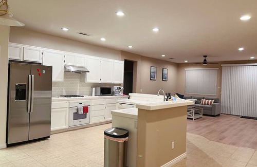 Victorville Casa | 5 minutes to Freeway! Spacious Modern Corner House & Patio