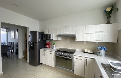 San Luis Potosi Condominio | 5 minutes to Industrial Zone! Family-sized condo with pool, gym and playground