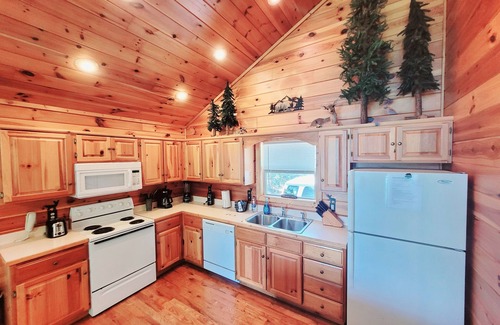 Wears Valley Cabina | 5 Minutes to National Park - Stunning Mountain Views in Wears Valley - Hot Tub